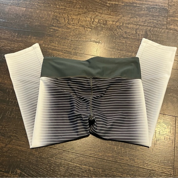 Gap Fit | Like new | Black, white & green leggings - Picture 7 of 8